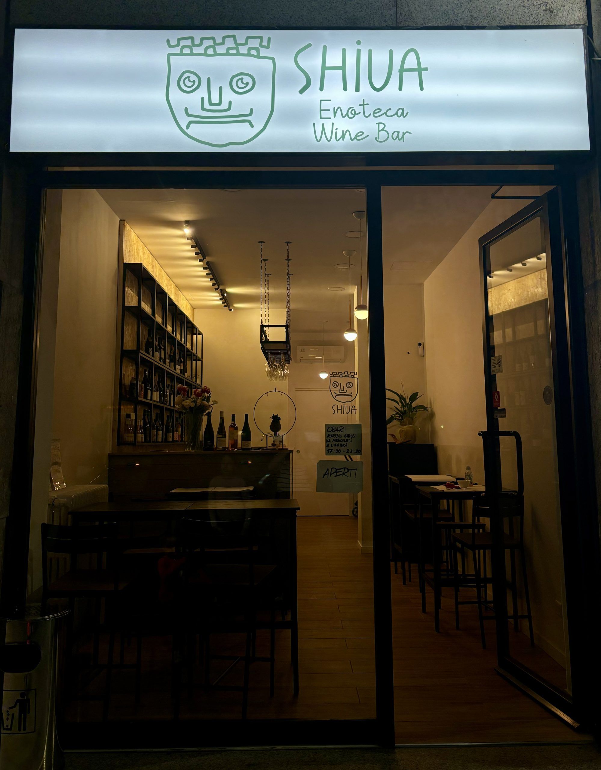 L'ingresso di SHIUA Milano, enoteca e wine bar in Via Solari